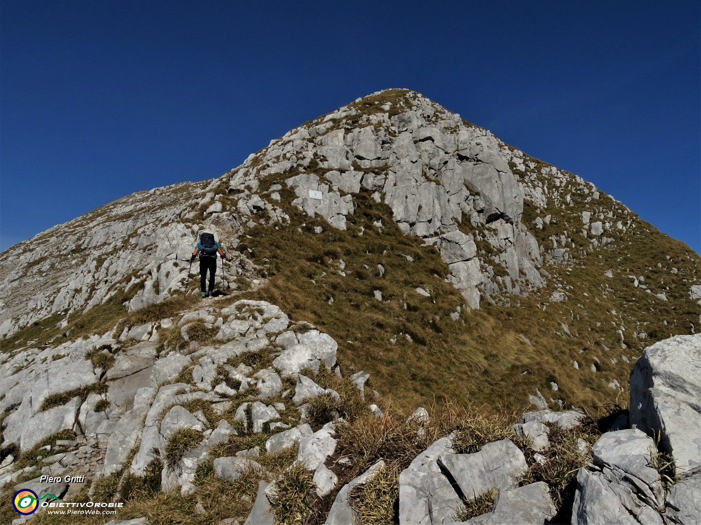 35 Passaggio su Cima Pezzadello (2240 m) dove cadde aereo statunitense il 4 ott. 1944 con 12 vittime .JPG